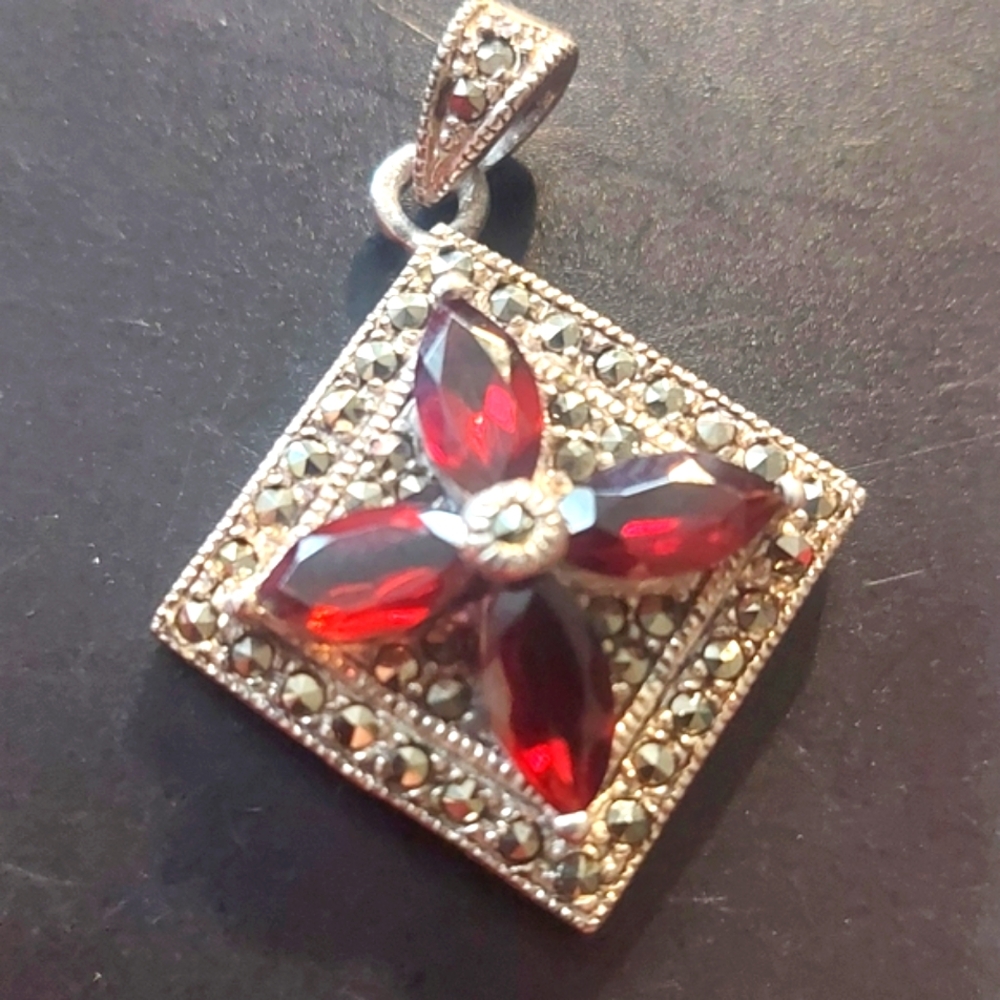 High end garnet and marcasite sterling pendant 10gr